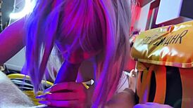 डिलीवरी बॉय को पैसे से ब्लोजॉब दिलवाते हुए पैरों से चिढ़ाया!