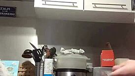 jeune fille se fait plaisir sur le plan de travail