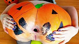 Doces ou rola dura loira fode com negro dotado em noite de halloween