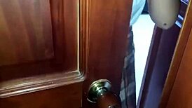 JOVEN DE 18 AÑOS SE ENCUENTRA EN UN MOTEL BARATO CON SU MAESTRO PERVERTIDO PARA APROBAR EL CURSO