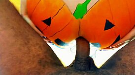 Doces ou rola dura loira fode com negro dotado em noite de halloween