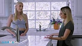 ब्लोंड बेब सेक्सी रूममेट मसाज कर गीली ट्रिम्ड चूत चाटती 😍👅💦