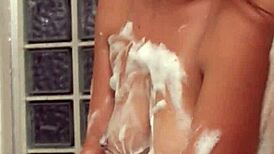 सतोमी सुजुकी वेट बाथरूम मसाज चूसती फिर डॉगी झुकती अनसेंसर्ड 💦🚿🍆