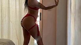 Brunette bodybuilder shakes huge ass and thick thighs dancing hard