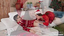 Boyfriend's roommate sneaks Christmas facial in dorm