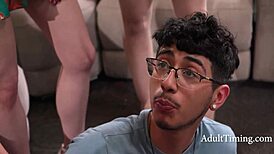 लकी लड़का पांच हॉर्नी मिल्फ्स को वाइल्ड गैंगबैंग में पीटता