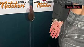 fui no gloryhole e achei um pauzão pra chupar na frente do corno...