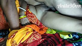 शरारती देसी हाउसवाइफ घर पर गहरी डॉगी चुदाई के लिए झुक गई