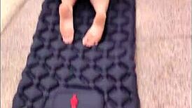 डिलीवरी बॉय ने पूल साइड हॉट रेडहेड को पकड़ लिया! 📹😏