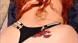 डिलीवरी बॉय ने पूल साइड हॉट रेडहेड को पकड़ लिया! 📹😏