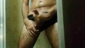 ei amor tô no banho te masturbando até gozar vem ver meu pau latejando