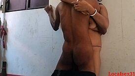 स्टूडेंट गांव वाली टीचर की चूत डॉगीस्टाइल से गहराई तक पीटता घरेलू वीडियो में