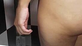 Mi novia me hace explotar en el baño con su mamada increíble 🔥💦