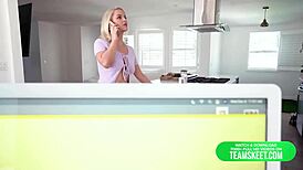 पेटाइट मिल्फ की रसीली गांड कर्व्स हॉर्नी सौतेले बेटे को तड़पाती हैं