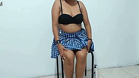 बड़ी चूचियों वाली 18+ स्टूडेंट चेयर पर स्टिमी वीडियो बनाती है