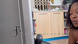 हॉट मिल्फ कैमगर्ल किचन फ्रिज पर 14 इंच डिल्डो ठोक रही