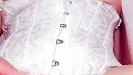 भारी चूचियों वाली मोटी मैक्सिकन सौतेली माँ स्टेपसन के लिए टपकती चूत मल रही