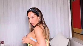 Wet milf big ass shakes wildly on webcam solo