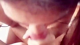 a mi novia le encanta chuparme las bolas y lamerme todo hasta correrse 😏👅