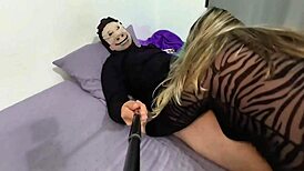 Mi suegra me monta salvaje cuando estamos solos en casa, qué rico!